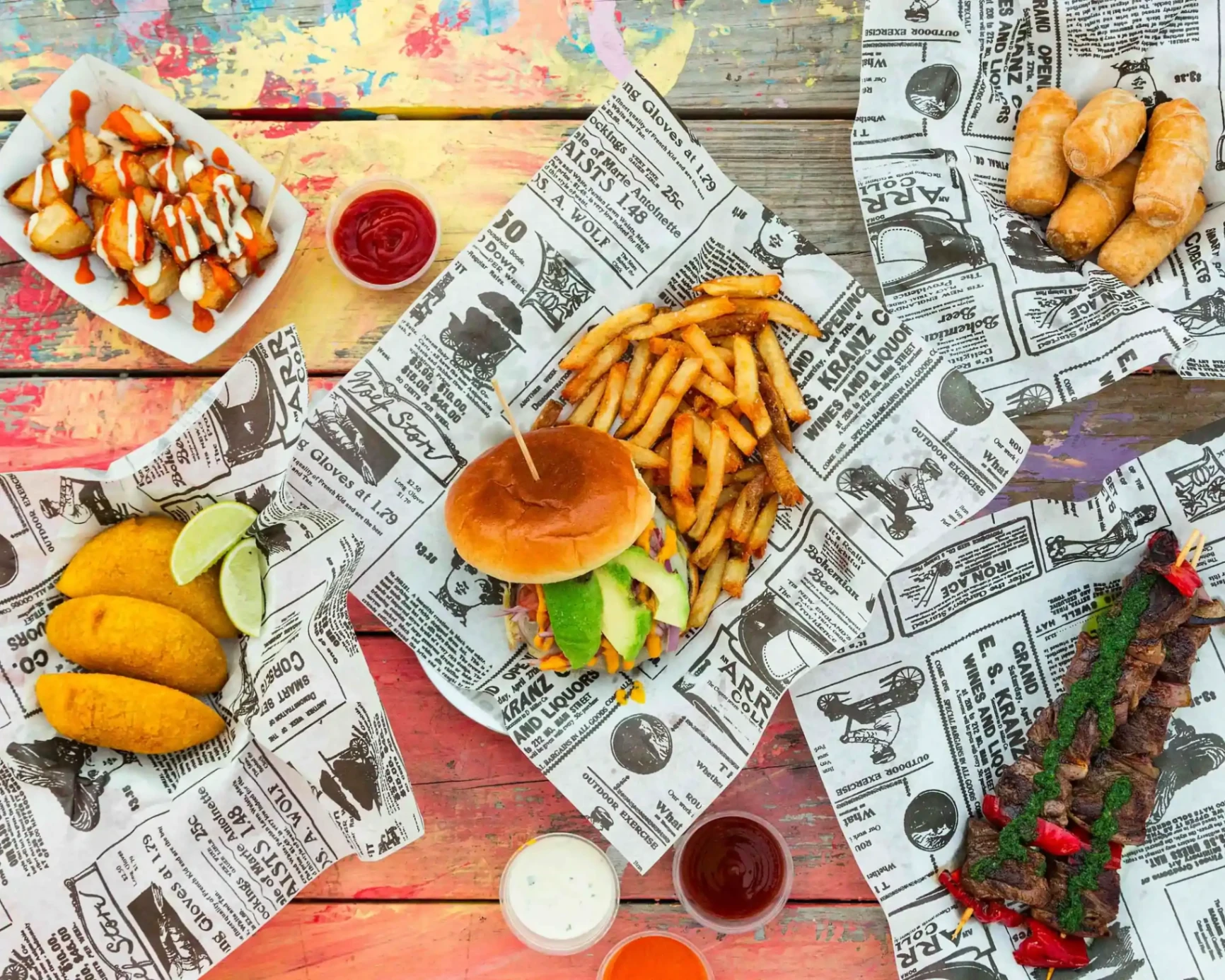 MixMax 24 Burger, Pommes, Empanadas und Spiesse auf rustikalem Holz